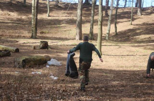 Po patriotinio žygio piliakalnyje liko šiukšlynas