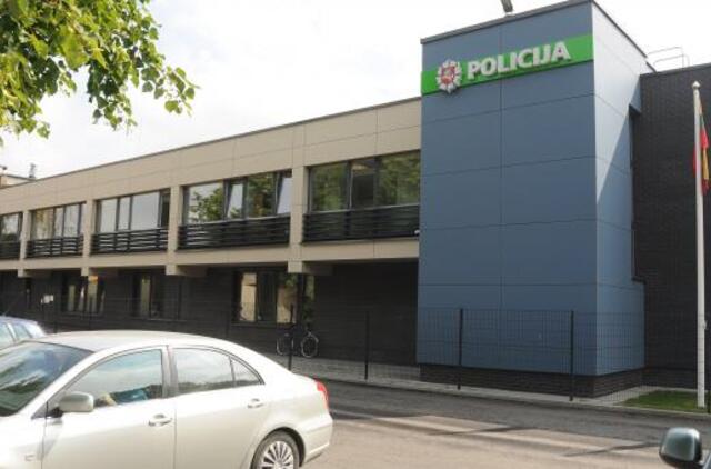 Prašalaitis į policiją pristatė girtą moterį