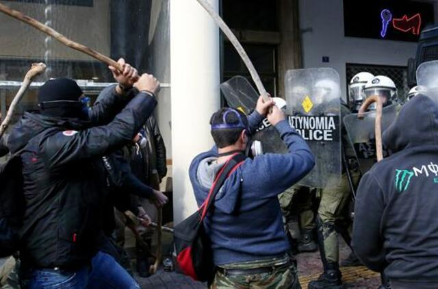 Prieš mokesčių didinimą Atėnuose protestuojantys Graikijos ūkininkai susirėmė su policija