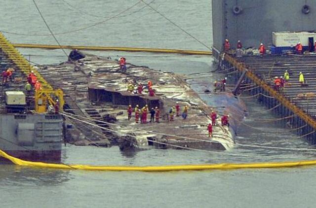Prieš trejus metus nuskendęs Pietų Korėjos keltas "Sewol" iškeltas į vandens paviršių