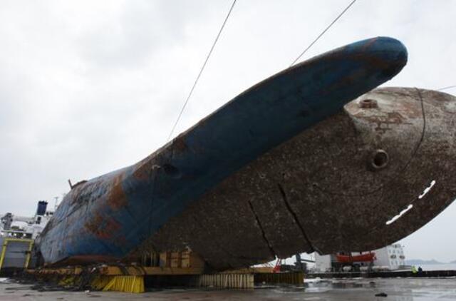 Prieš trejus metus nuskendusiame Pietų Korėjos kelte rasti žmogaus palaikai