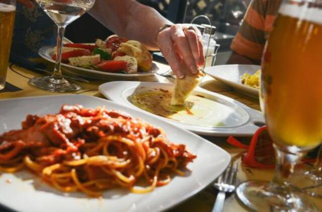 Restoranų gudrybės išprašant per ilgai užsibūnančius klientus