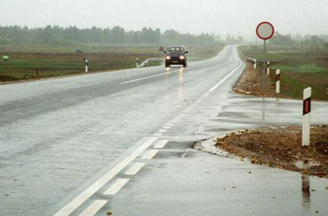 Telšių ir Raseinių rajonuose eismo sąlygas sunkina plikledis