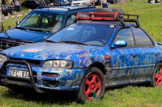 Dovilų karjeruose griaudės automobilių varikliai