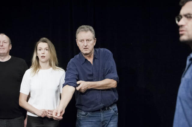 Intelektualaus humoro komedija „Nemotyvaciniai laiškai“ – vėl teatro scenoje