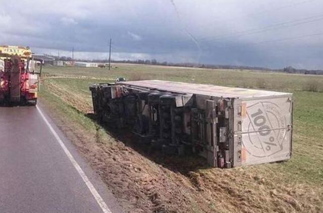 Kelyje Šilutė-Šilalė buvo apvirtęs vilkikas