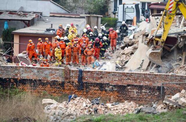 Lenkijoje sugriuvus namui žuvo šeši žmonės, dar keturi - sužeisti