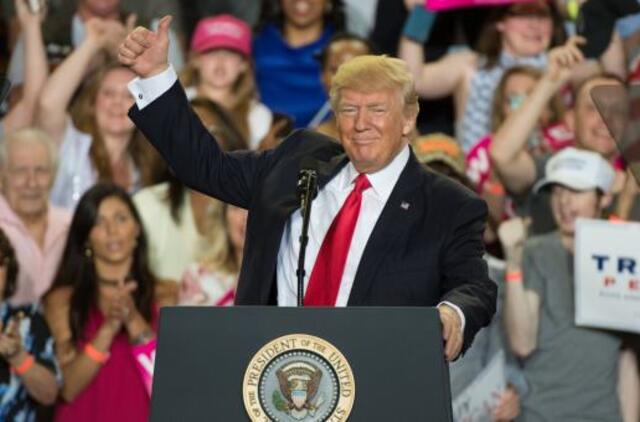 Minėdamas prezidentavimo šimtadienį, Donaldas Trampas užsipuolė JAV žiniasklaidą