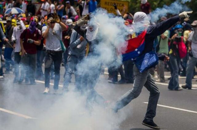 Per policijos ir demonstrantų susirėmimus Venesueloje sužeisti 57 žmonės