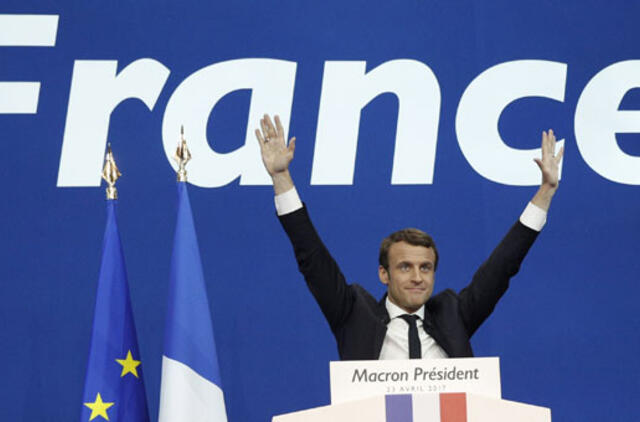 Pergale pirmajame Prancūzijos prezidento rinkimų ture džiaugiasi Emanuelis Makronas ir Marin Le Pen