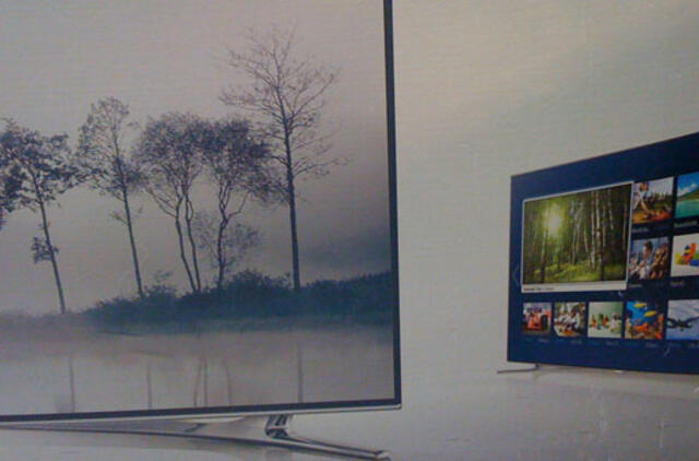 Perkėlos gatvėje ant kelio gulėjo televizorius