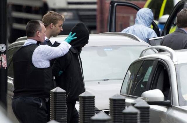 Prie Didžiosios Britanijos parlamento rūmų sulaikytas peiliais ginkluotas vyras