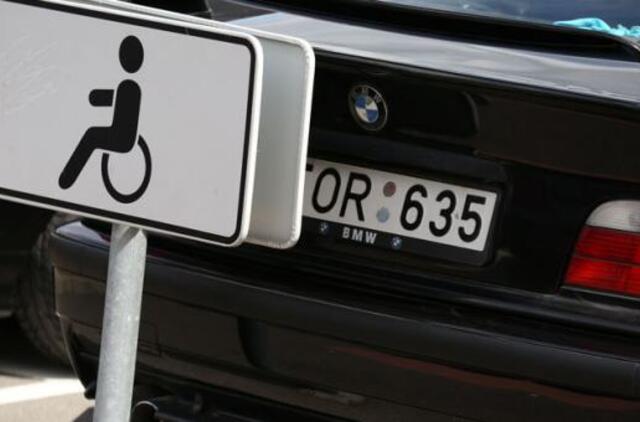 Seimas svarstys siūlymą leisti nėščiosioms ir vienišiems tėvams automobilį statytis arčiau įėjimo