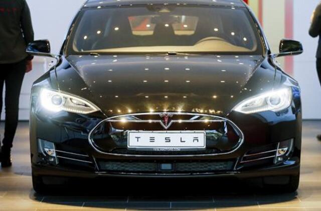 "Tesla Motors" atšaukia 53 tūkst. automobilių dėl stabdžių