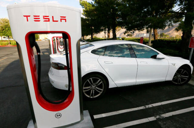 "Tesla" pristatė rekordinį elektromobilių skaičių