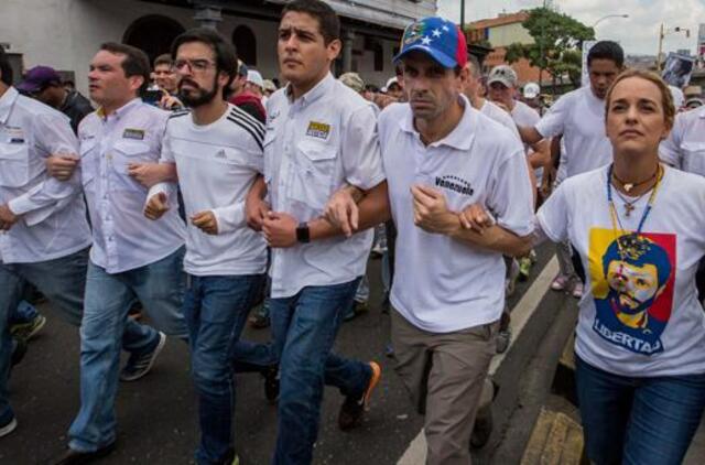 Venesuelos gyventojai tylos eitynėmis pagerbė pastarųjų protestų aukas