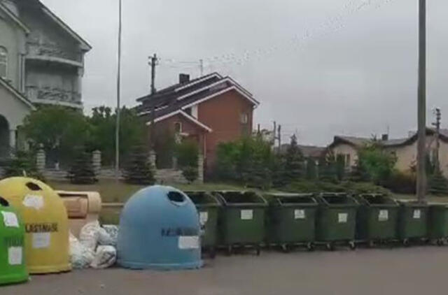 Benamis savo teritorijos konteinerius gynė peiliu