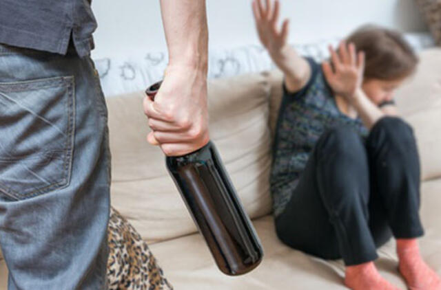 Girtas klaipėdietis nepilnamečio akivaizdoje sumušė sugyventinę