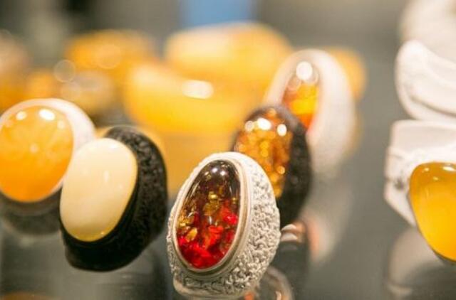 Prekybininkai priversti mažinti gintaro kainas