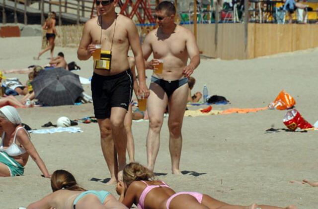 Siūloma uždrausti prekiauti alkoholiniais gėrimais paplūdimiuose
