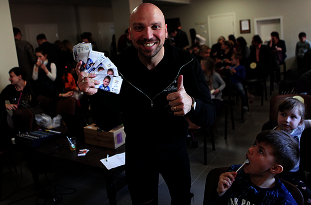 Vaikai uždirbo improvizuotame kino teatre