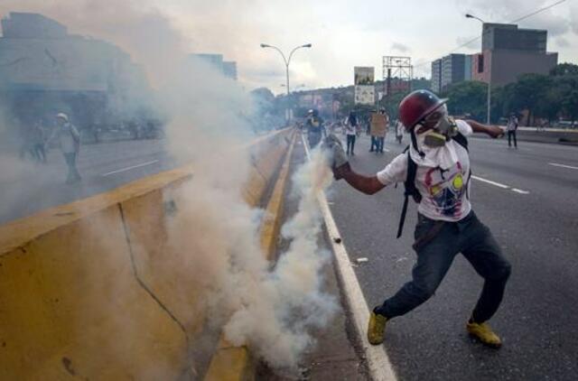 Venesueloje nerimsta protestai ir susirėmimai