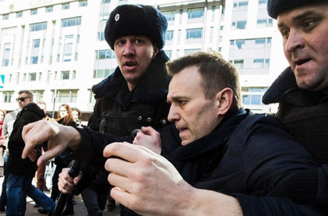 Aleksejus Navalnas, nepaisydamas teisinių problemų, kyla į kovą dėl prezidento posto