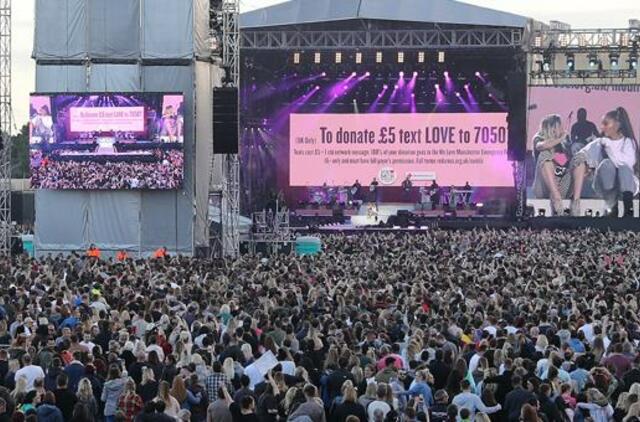 JAV dainininkė Ariana Grandė ir kitos žvaigždės surengė Mančesteryje paramos koncertą
