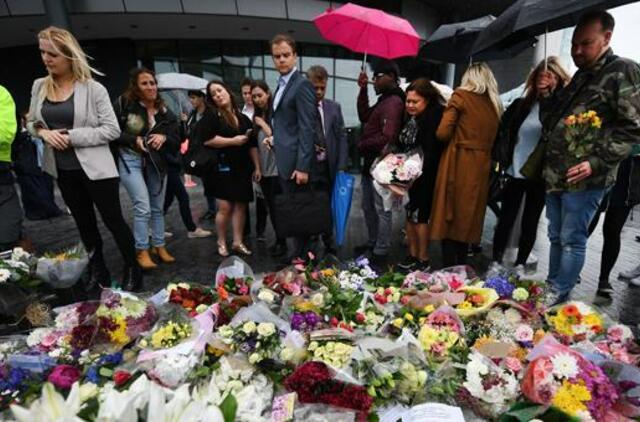Jungtinė Karalystė tylos minute pagerbs teroristinio išpuolio Londone aukas