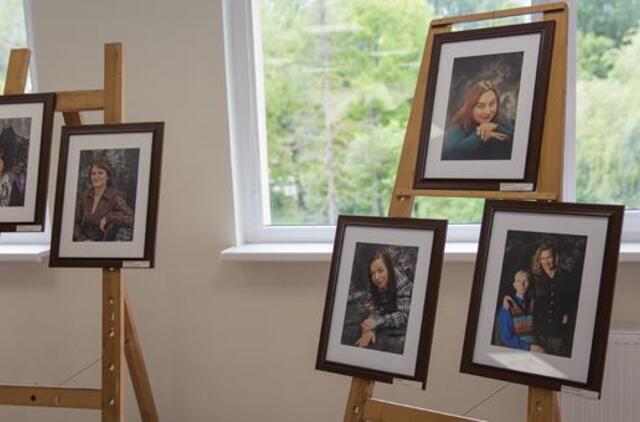 Neįgaliųjų centre atidaryta „Help – Portrait“ fotografijų paroda