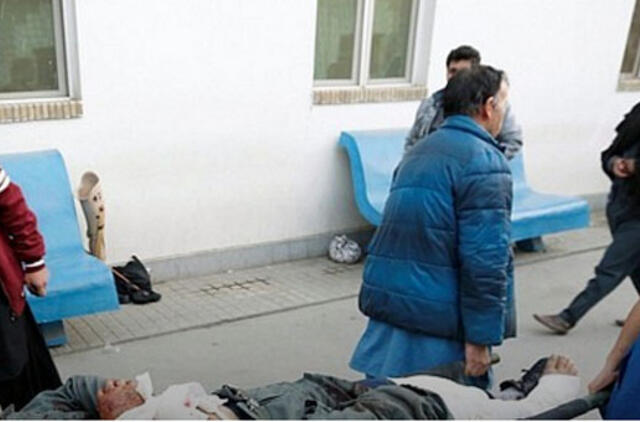 Prie banko Afganistane sprogo automobilyje padėta bomba - žuvo mažiausiai 20 žmonių