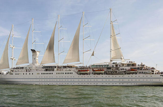 Atplaukia gražuolis burinis kruizinis laivas