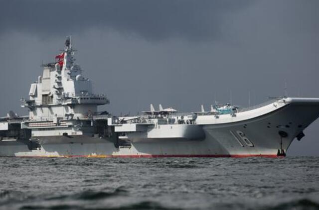 Į Honkongą atvyko Kinijos lėktuvnešis „Liaoning"