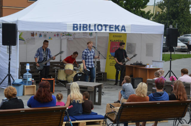 Interaktyvi bibliotekos palapinė pažėrė naujų veiklų