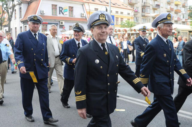 Jūros šventėje - vėliavos su juodais kaspinais