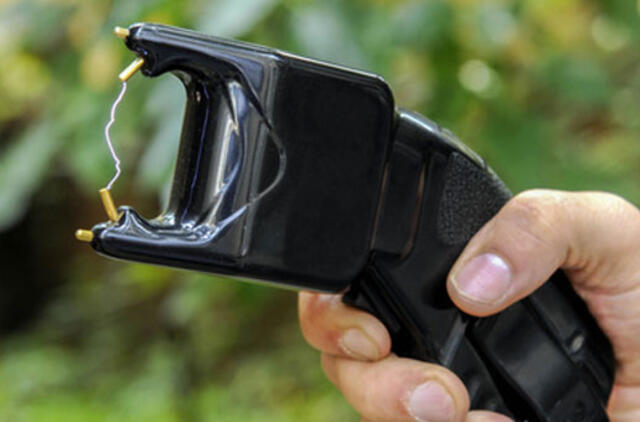 Metė butelį į pareigūnus ir paragavo elektros