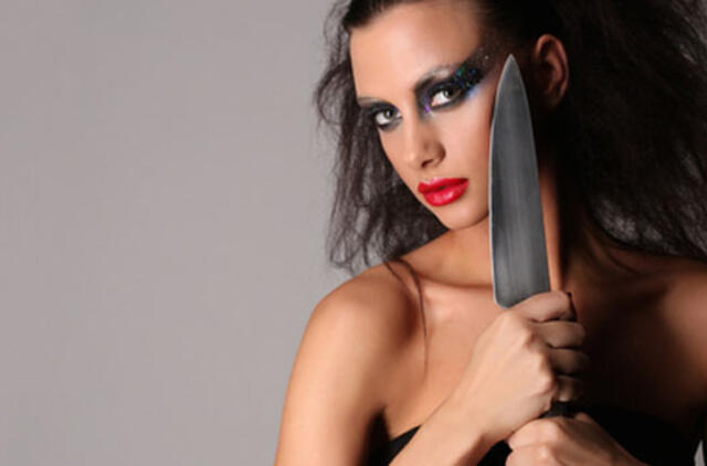 Moterys švaistėsi peiliais, vyrai vairavo girti