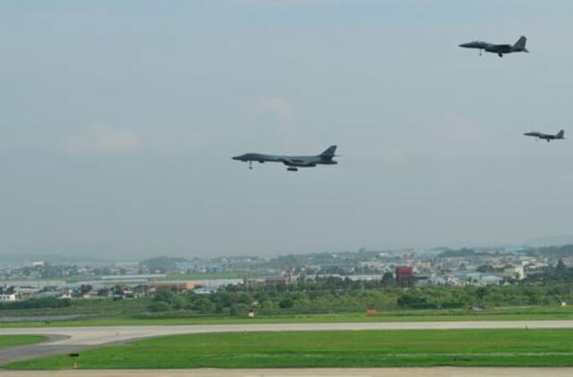 Virš Pietų Korėjos praskrido du JAV bombonešiai