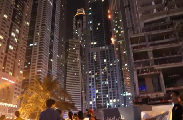 Dubajuje antrą kartą liepsnojo dangoraižis „The Torch„