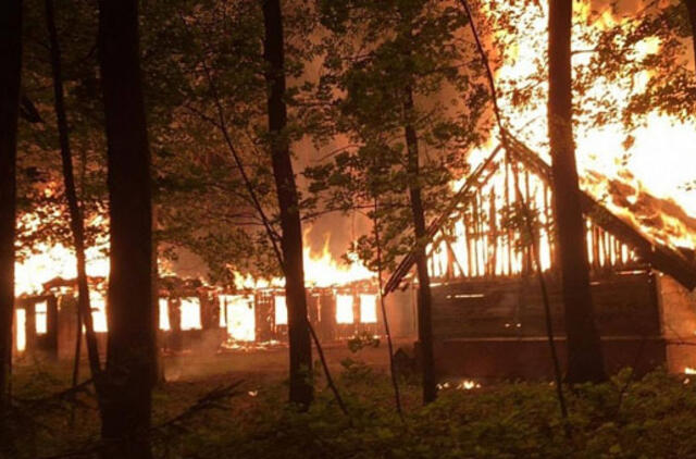 Festivalyje „Granatos“ kilo gaisras: degė Rumšiškių muziejaus pastatai