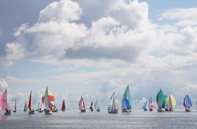 Iškilmingai atidaryta jubiliejinė regata: buriuotojams linkėjo ryžtingai pasitikti stiprų vėją