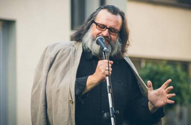 Kviečia „Vieno aktoriaus teatras“: radijo susitikimai, televizijos „skrajojantys ežerai“, poetiniai pasivaikščiojimai „Naktigonėse“