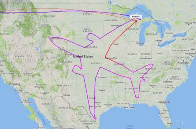 Laineris „Boeing 787 Dreamliner“ JAV padangėje „nupiešė“ didžiulį savo siluetą