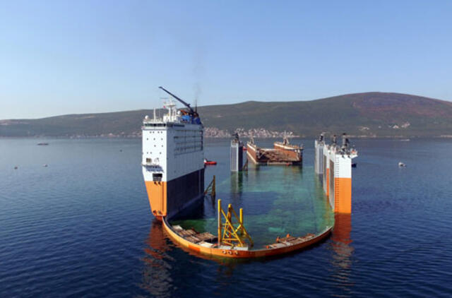 Laivams remontuoti skirtas dokas plukdomas į Klaipėdą