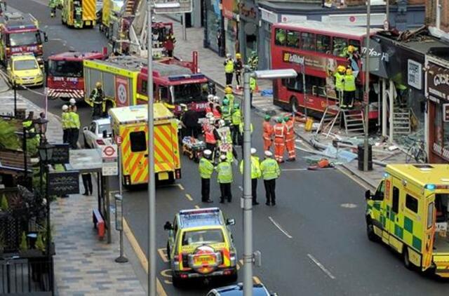 Londone dviaukštis autobusas įsirėžė į parduotuvę