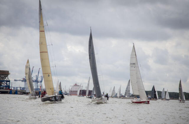 Pirmajame „Kuršių marių regatos“ etape – žmogus už borto