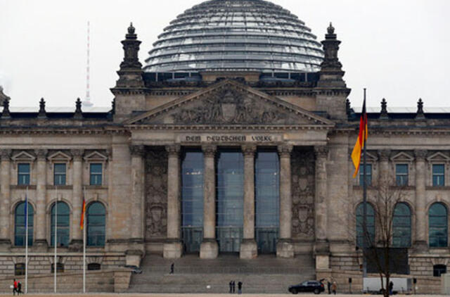 Turistai iš Kinijos sulaikyti prie Reichstago už nacistinį pasisveikinimą