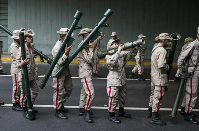 Venesuelos civiliai karinėse pratybose mokomi šaudyti ir kovoti