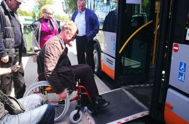 Autobusų parko vairuotojai pabuvo neįgaliųjų kailyje
