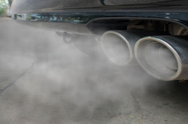Dūminančius automobilius nori leisti tikrinti keliuose